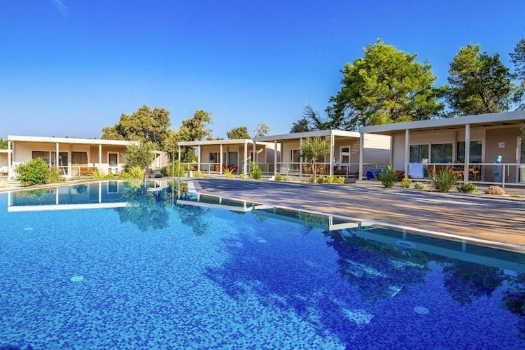 Mobile Home Mediteran Superior By The Pool In Caravan Park Strasko, Novalja Ngoại thất bức ảnh