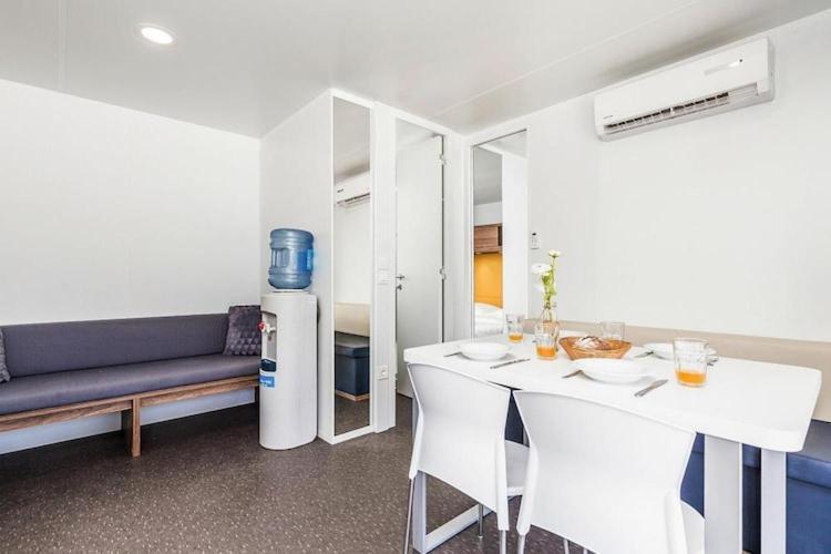 Mobile Home Mediteran Superior By The Pool In Caravan Park Strasko, Novalja Ngoại thất bức ảnh