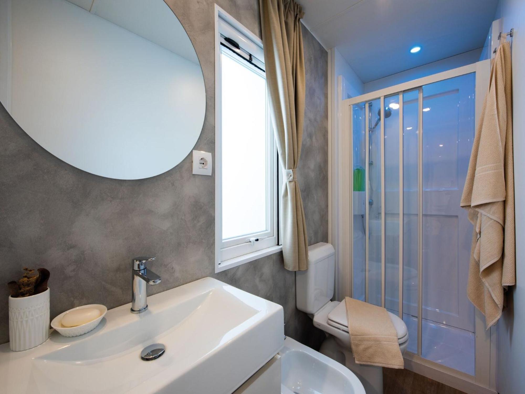 Mobile Home Mediteran Superior By The Pool In Caravan Park Strasko, Novalja Ngoại thất bức ảnh