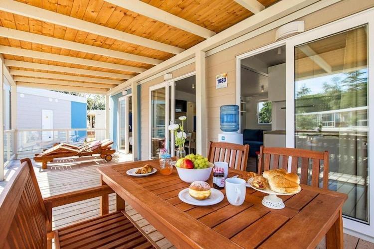 Mobile Home Mediteran Superior By The Pool In Caravan Park Strasko, Novalja Ngoại thất bức ảnh